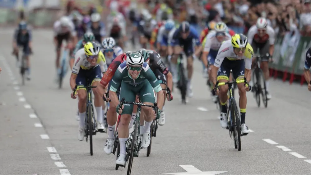 Kaden Groves tung nước rút thắng chặng cuối