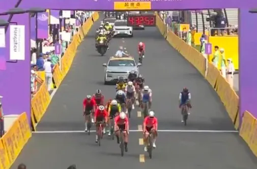 Tốp cuối có Quàng Văn Cường tiến qua đích đến