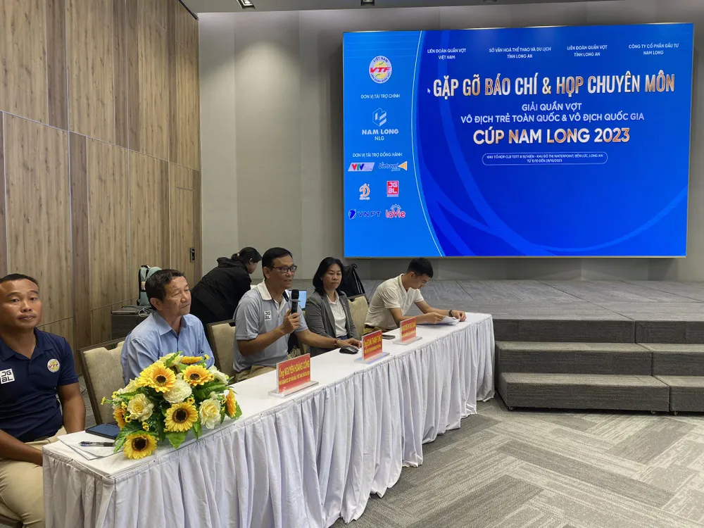 Quang cảnh buổi gặp gỡ báo chí