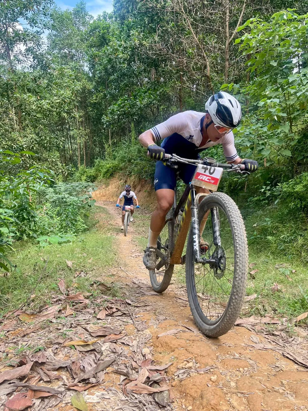 Các tay đua chủ nhà Hoà Bình đang thống trị đường đua