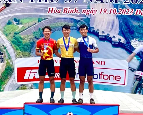 Nguyễn Văn Lãm (giữa) mang về cho Thanh Hoá chiếc HCV đầu tiên