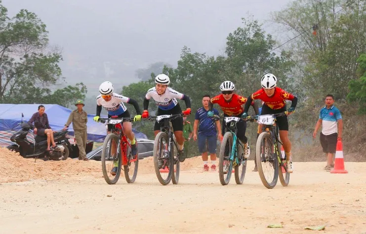 Bốn tay đua sẽ thi đấu loại dần chọn 2 tay đua vào vòng trong