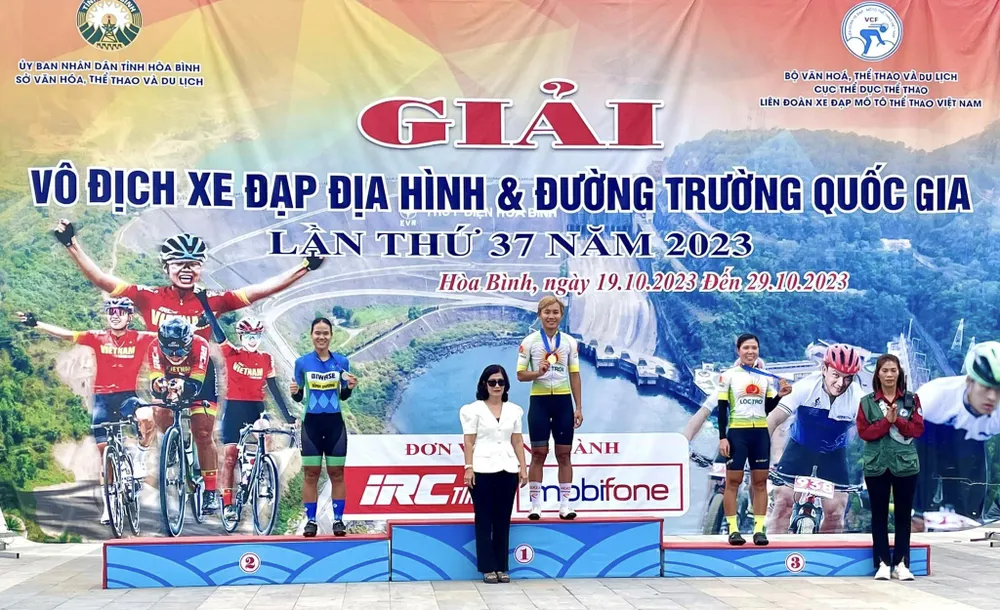 BTC trao giải cho 3 hạng đầu nữ BTC trao giải cho 3 hạng đầu nữ