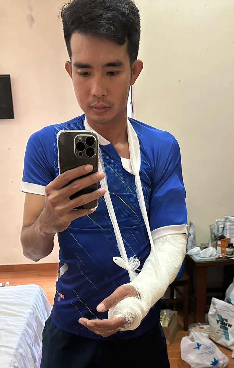 Nguyễn Hoàng Sang bị gãy tay sau sự cố Nguyễn Hoàng Sang bị gãy tay sau sự cố