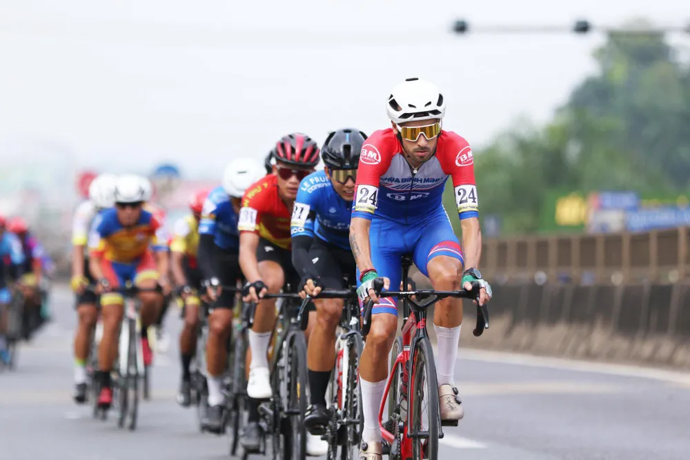 Các tay đua mạnh ghìm nhau ở tốp sau