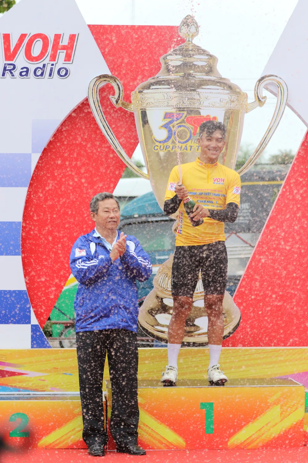 Hà Kiều Tấn Đại tiếp tục mặc áo vàng