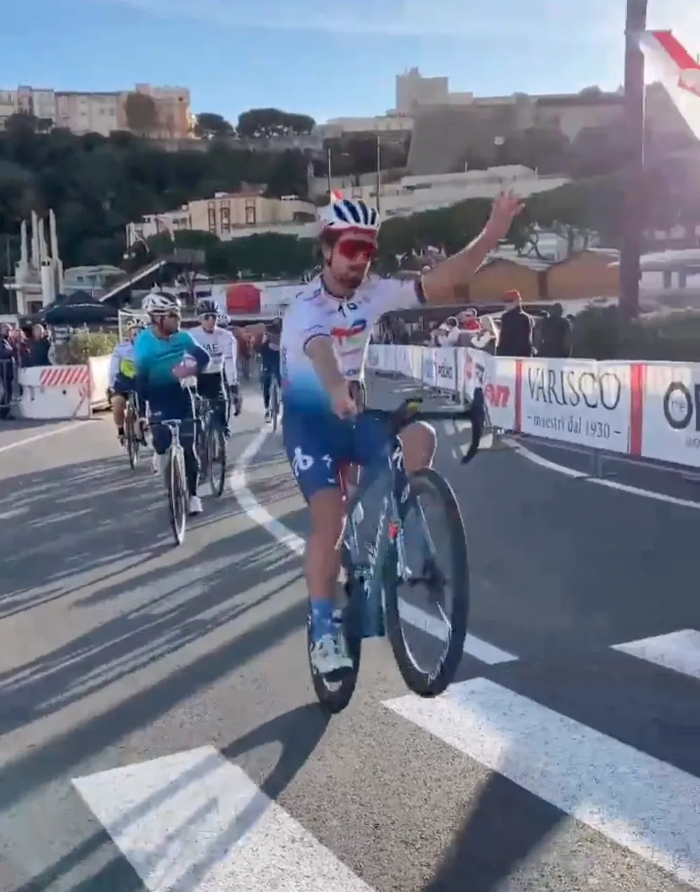 Peter Sagan biểu diễn đạp xe một bánh