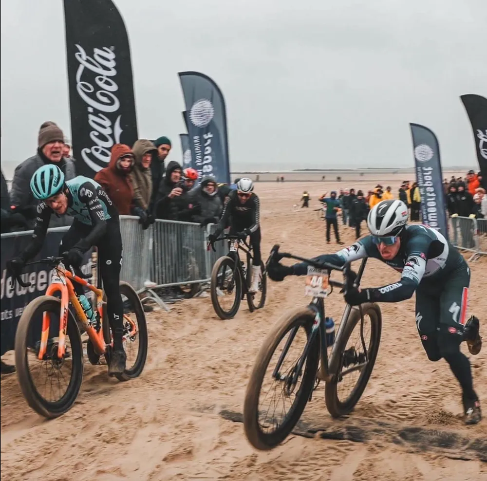 Các tay đua nỗ lực thi đấu trên bãi biển 