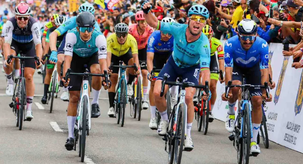  Mark Cavendish giơ tay ăn mừng chiến thắng