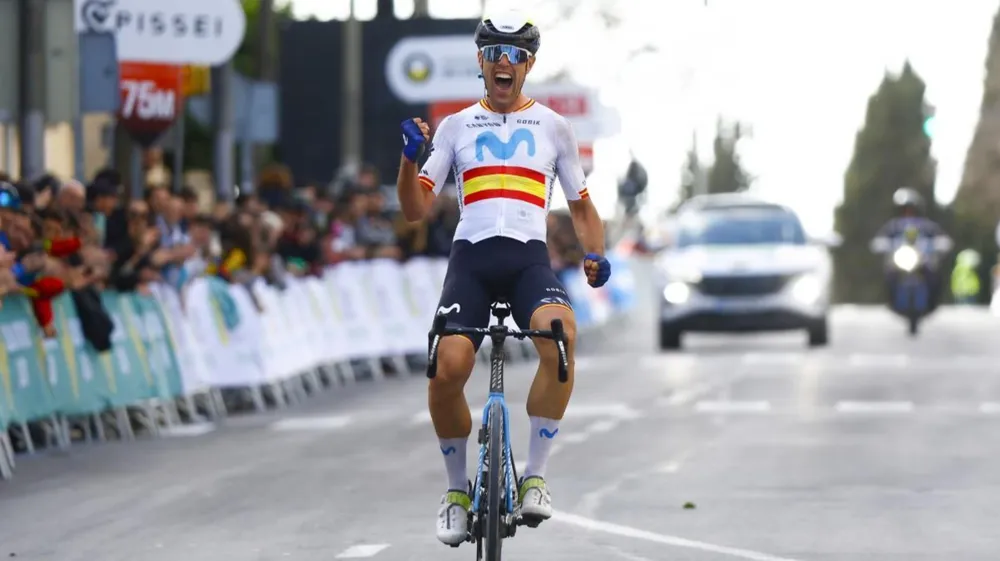 Oier Lazkano ung dung một mình về đích