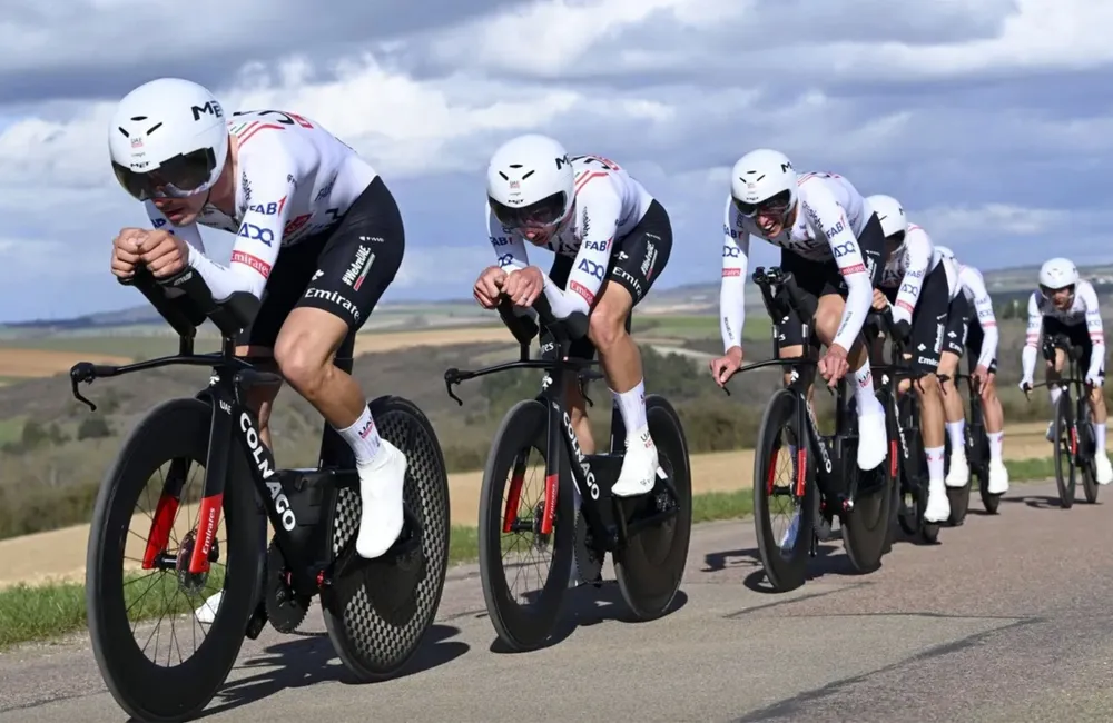 UAE Emirates thống trị nội dung đồng đội tính giờ