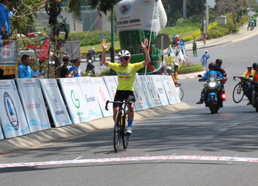 Natalia Frolova ăn mừng chiến thắng tại đích