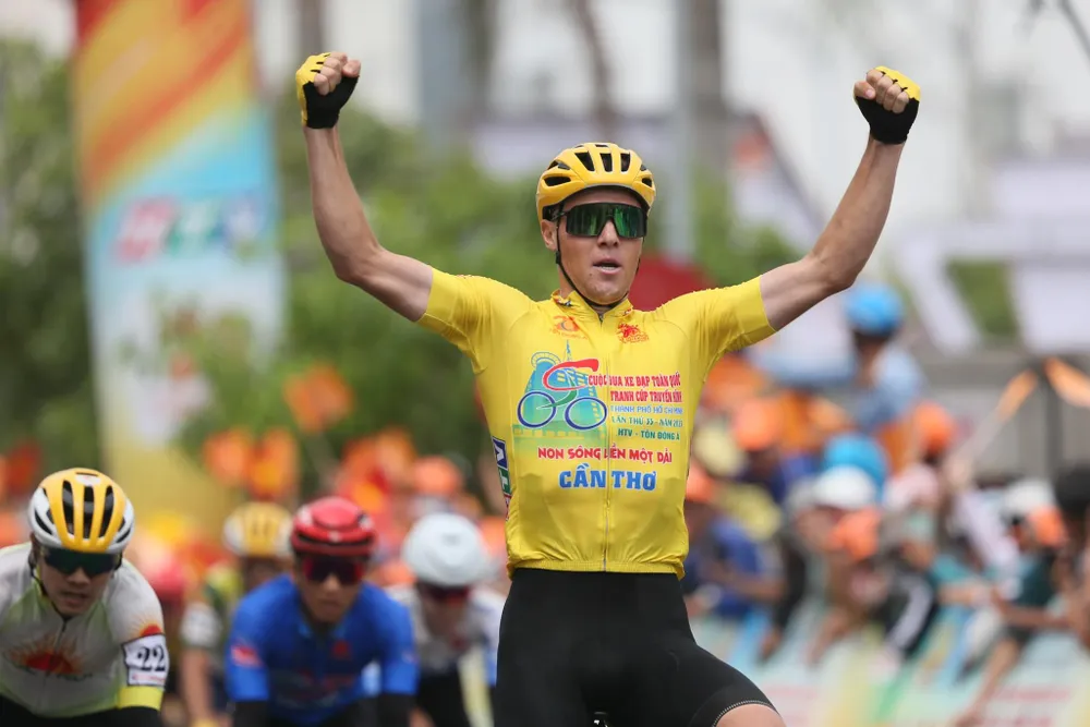 Tay đua người Nga Rikunov tiếp tục chạy cho đội An Giang