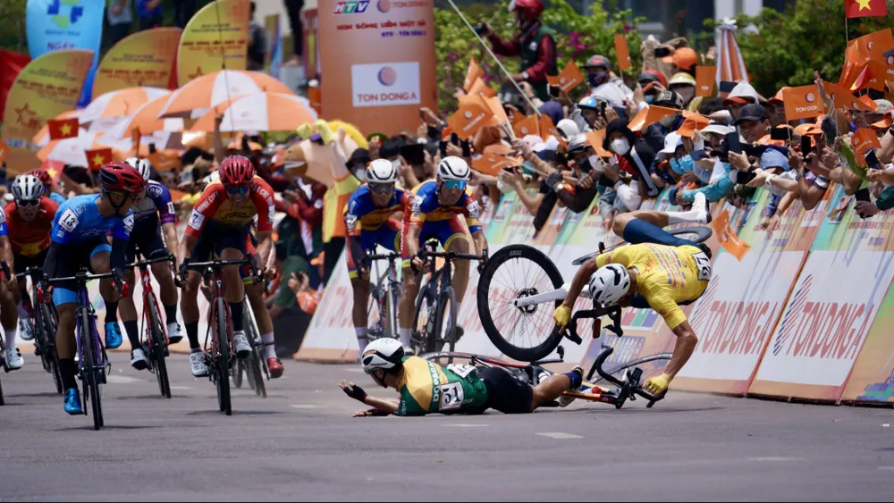 Cú té ngã của Áo vàng Rikunov và Trần Tuấn Kiệt. Ảnh: Hoàng Hùng