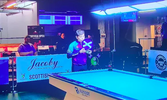 Dương Quốc Hoàng nhận chiếc Cúp vô địch