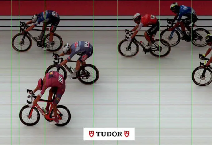 Trọng tài dùng thiết bị điện tử để xác định người chiến thắng