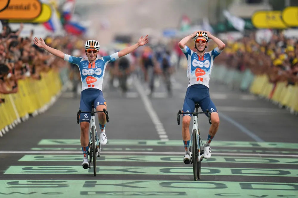 Hai tay đua đội DSM–Firmenich PostN mừng chiến thắng