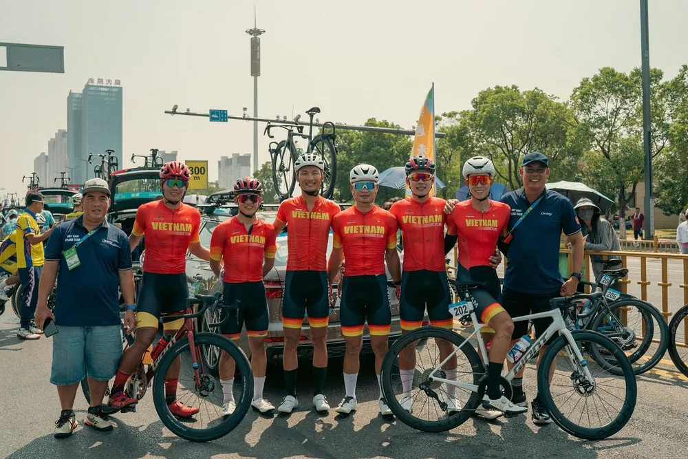 Các tay đua Việt Nam đang thử sức ở giải xe đạp UCI 2.2