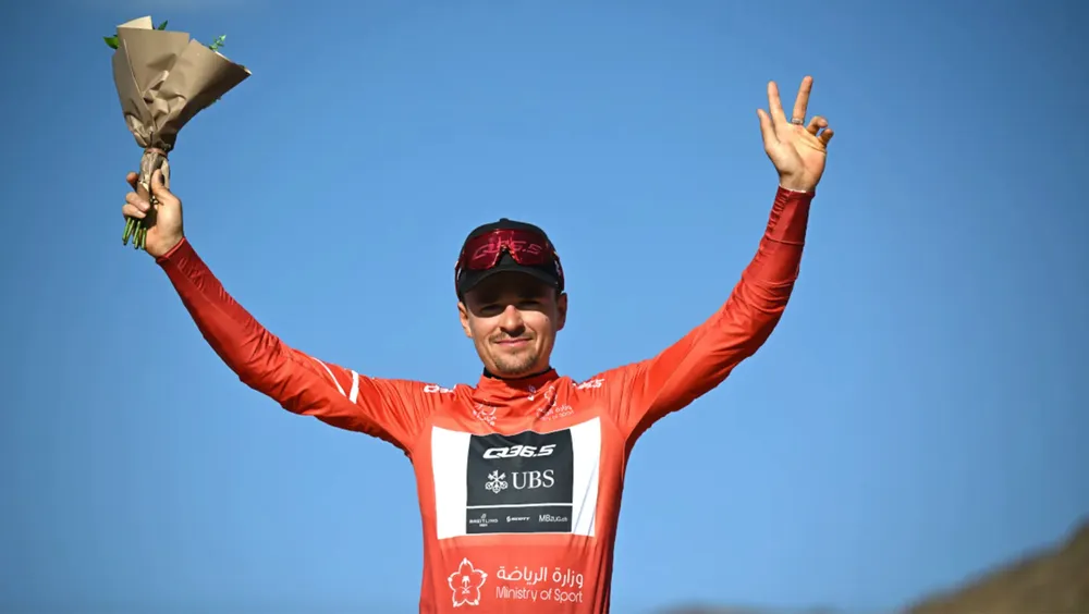 Tom Pidcock vươn lên dẫn đầu bảng tổng sắp cá nhân 