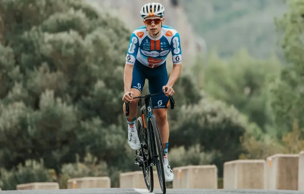 Frank van den Broek gặp nhiều khó khăn đến với xe đạp chuyên nghiệp