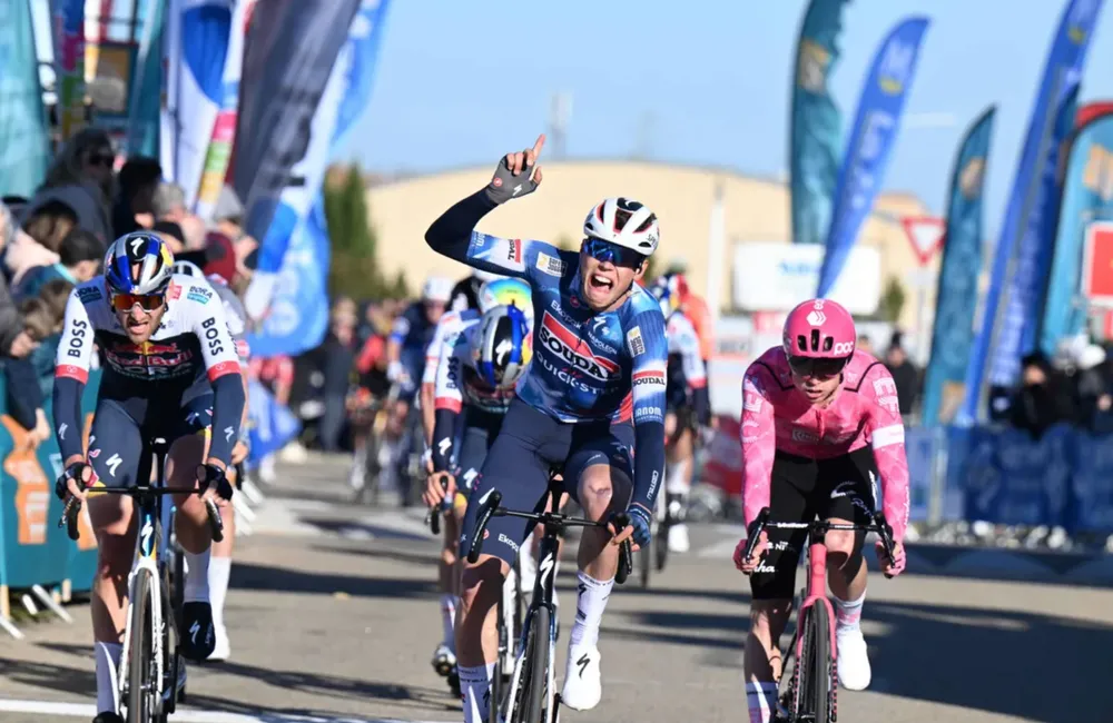 Paul Magnier tung nước rút mạnh mẽ tại đích đến