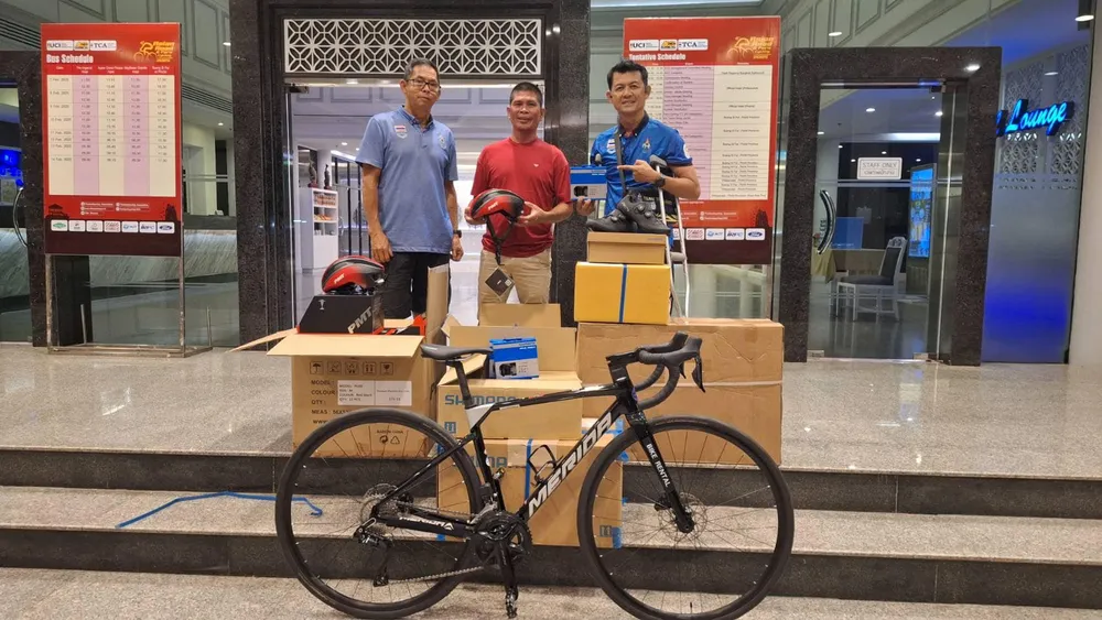 HLV Mai Công Hiếu (giữa) nhận xe và trang thiết bị mượn tạm từ BTC