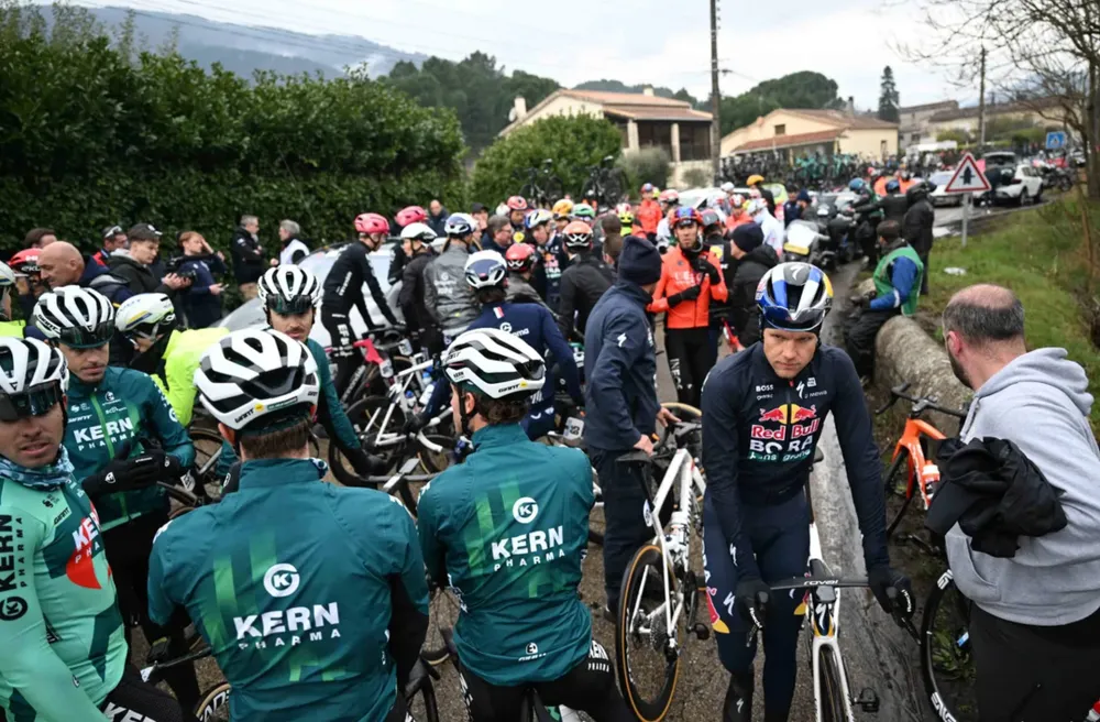 Khung cảnh đoàn đua khi bị gián đoạn