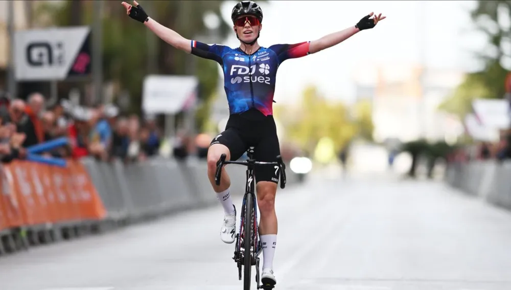 Demi Vollering vui mừng tại đích đến