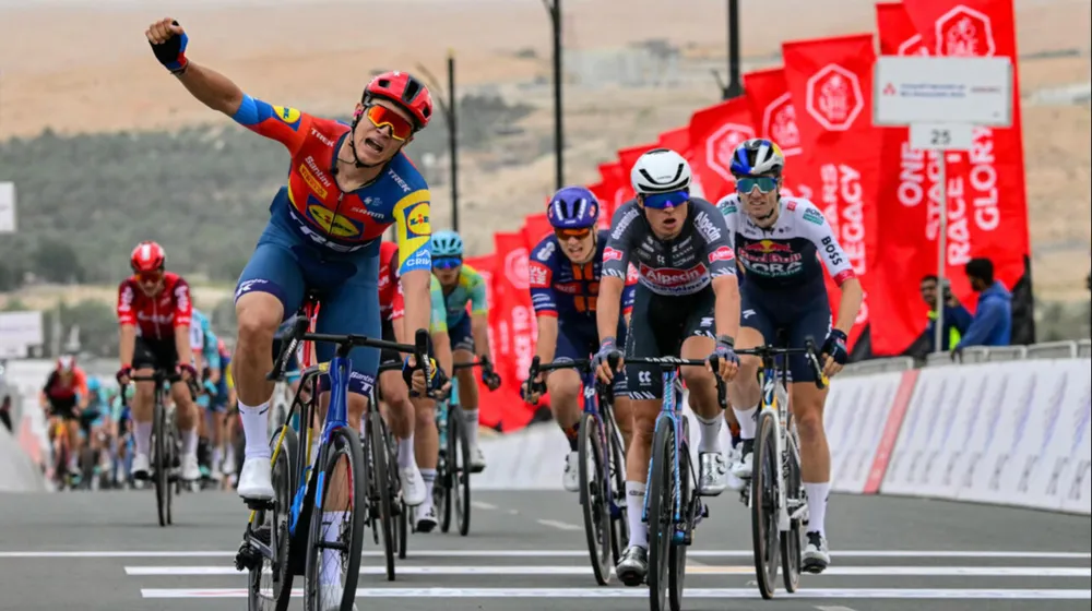 Jonathan Milan thắng chặng mở màn 