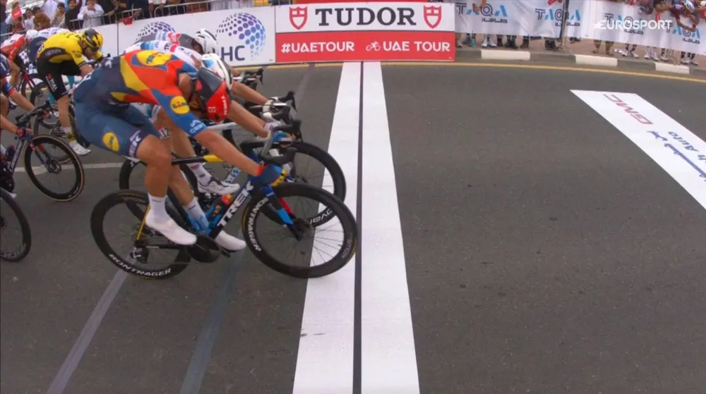 Jonathan Milan thắng Tim Merlier chỉ vài cm