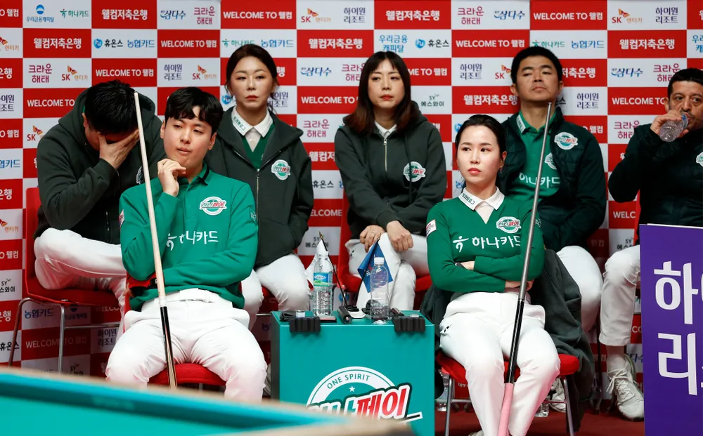 Nguyễn Quốc Nguyện "ngồi chơi xơi nước" nhìn đồng đội thi đấu