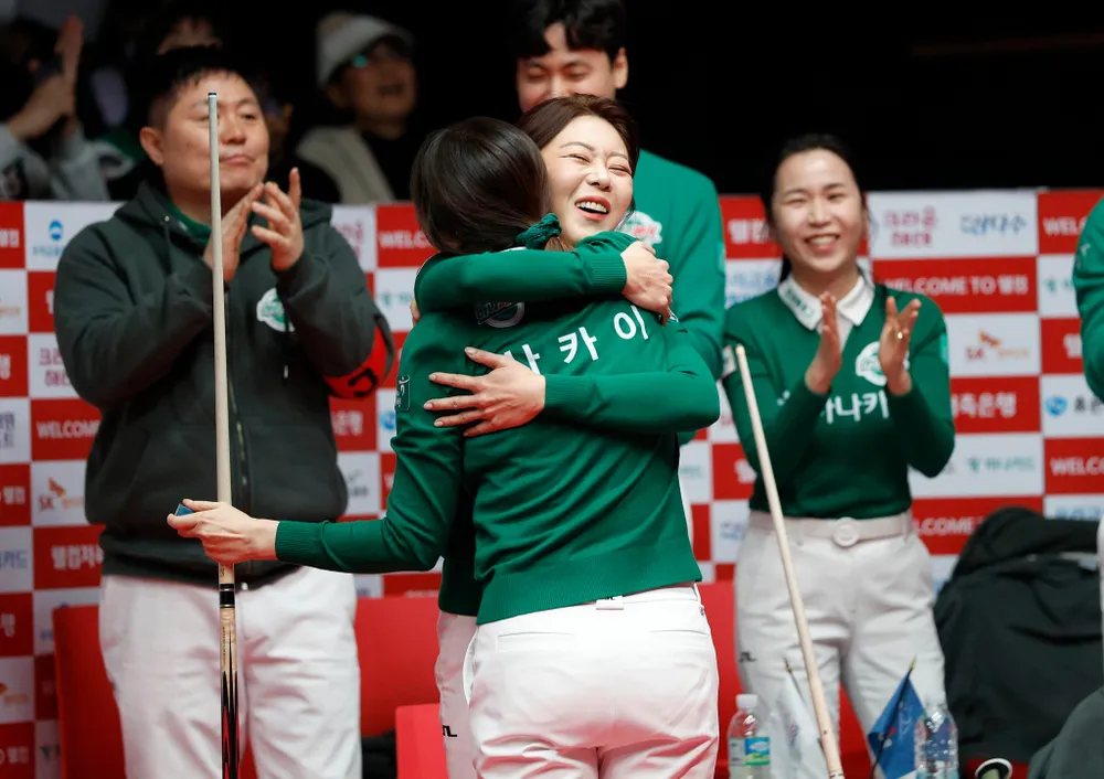 Niềm vui của đội Hana Card khi gỡ được ván đấu thứ 3 níu kéo cơ hội