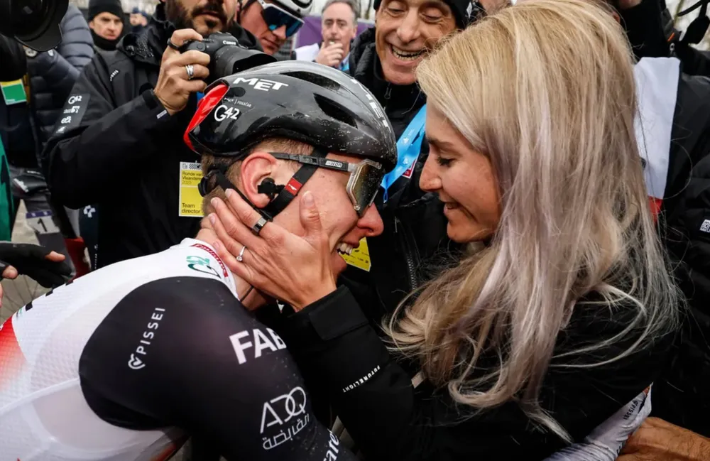 Tadej Pogacar và Urska Zigart là cặp đôi đẹp trong làng xe đạp thế giới