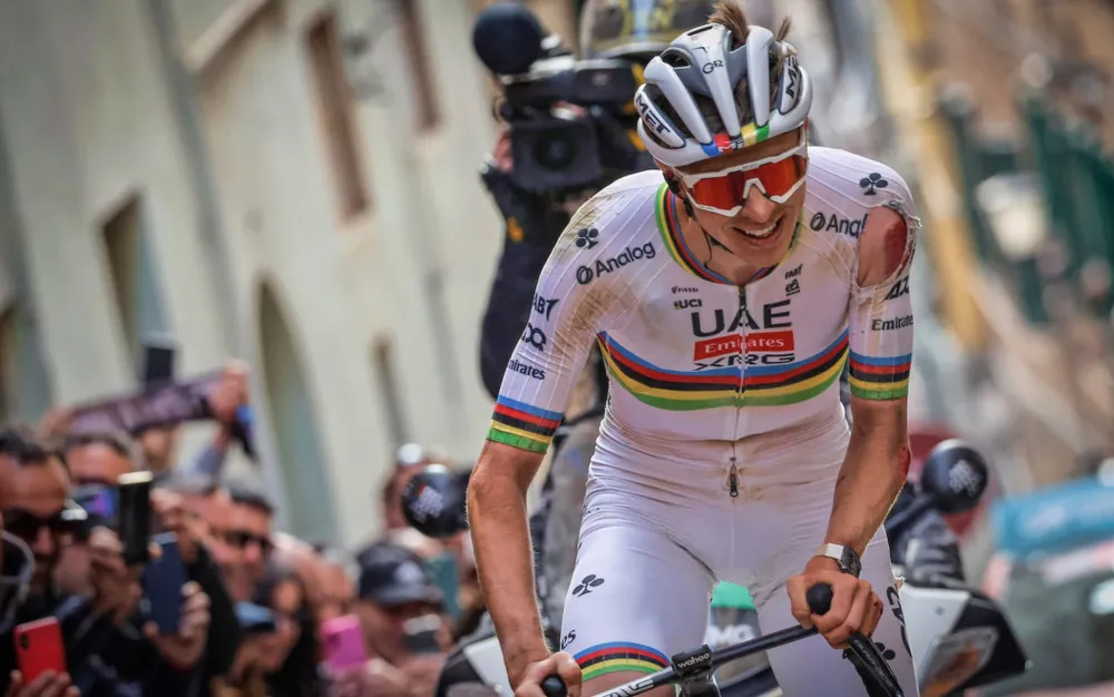 Tadej Pogacar cố về đích thắng solo tại Strade Bianche 2025