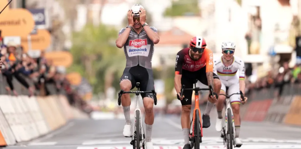 Niềm vui chiến thắng tại đích đến của Mathieu van der Poel 