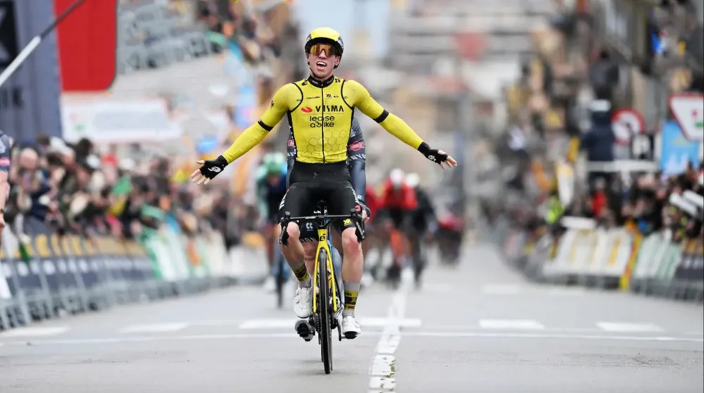 Matthew Brennan chiến thắng chặng mở màn 