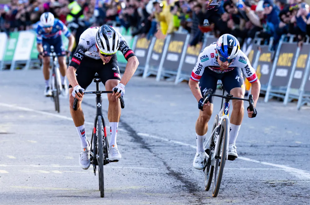 Juan Ayuso và Primoz Roglic so kè nước rút