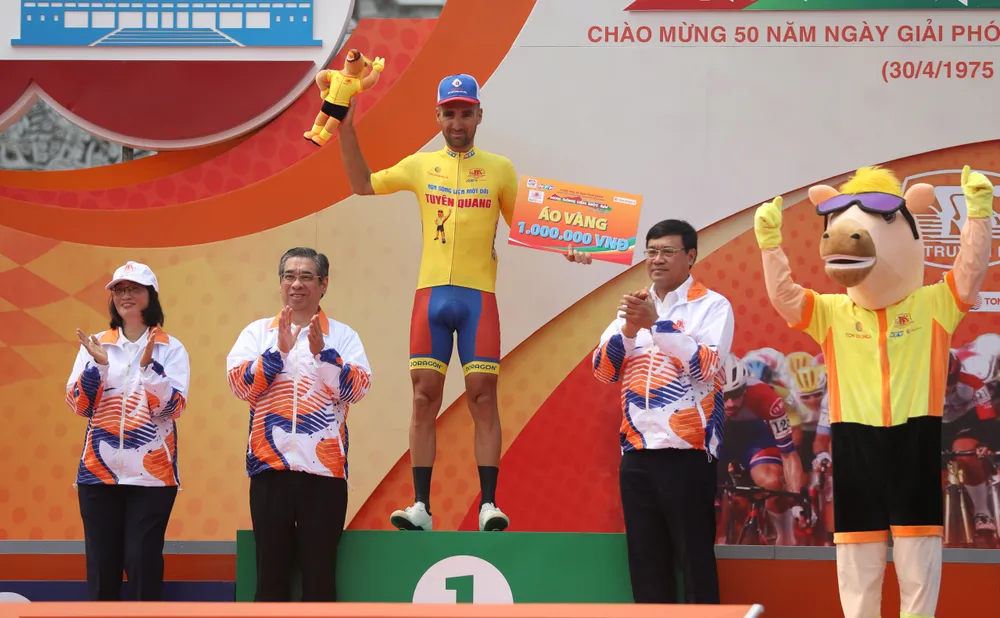 Loic tạm mặc áo vàng sau chặng 1. Ảnh: Như Huy