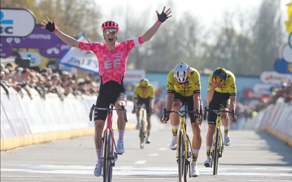 Neilson Powless đánh bại 3 tay đua của Visma - Lease a Bike