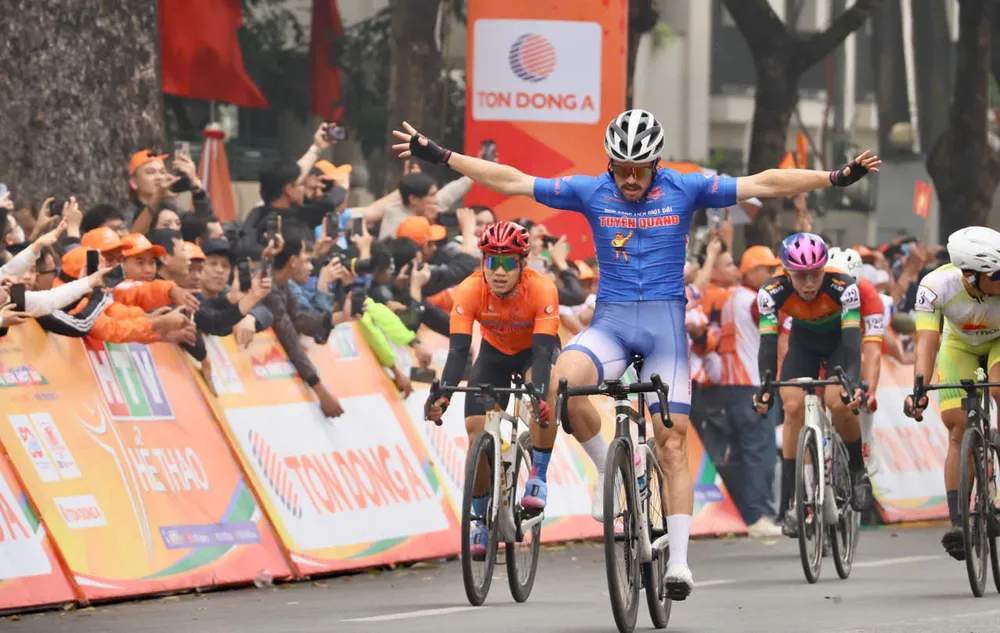 Nick Kergozou ăn mừng chiến thắng đầu tiên