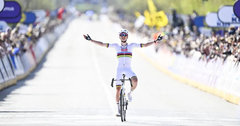 Tadej Pogacar một mình ung dung về đích