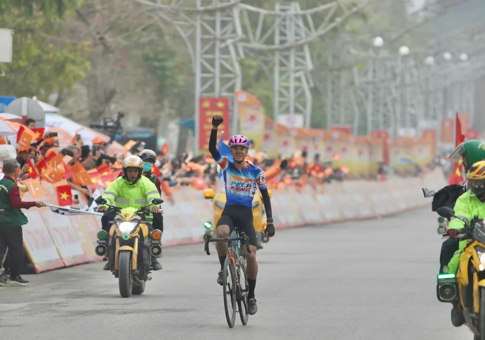 Nguyễn Anh Huy một mình về đích giành chiến thắng. 