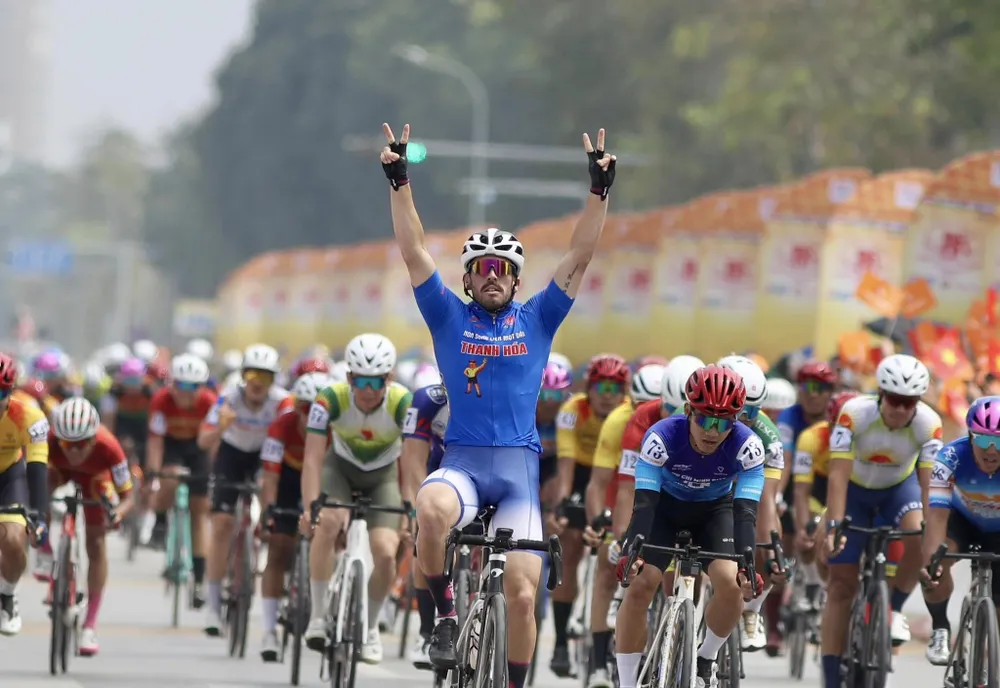 Nick Kergozou ăn mừng chiến thắng ở đích đến