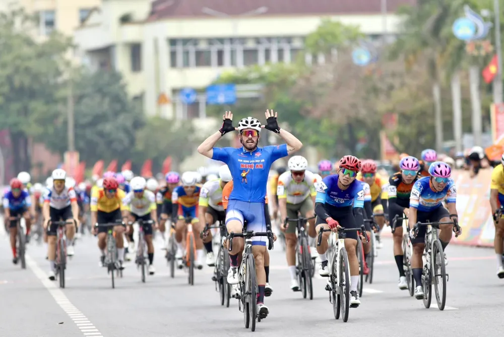 Nick Kergozou lần thứ 3 tận hưởng niềm vui chiến thắng