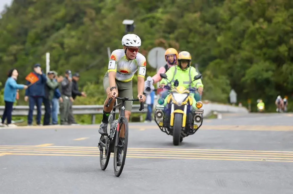 Mikhail Fokin một mình bứt phá lên đỉnh đèo Hải Vân