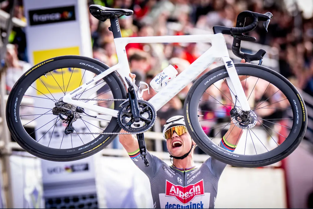 Niềm vui chiến thắng của Mathieu van der Poel 