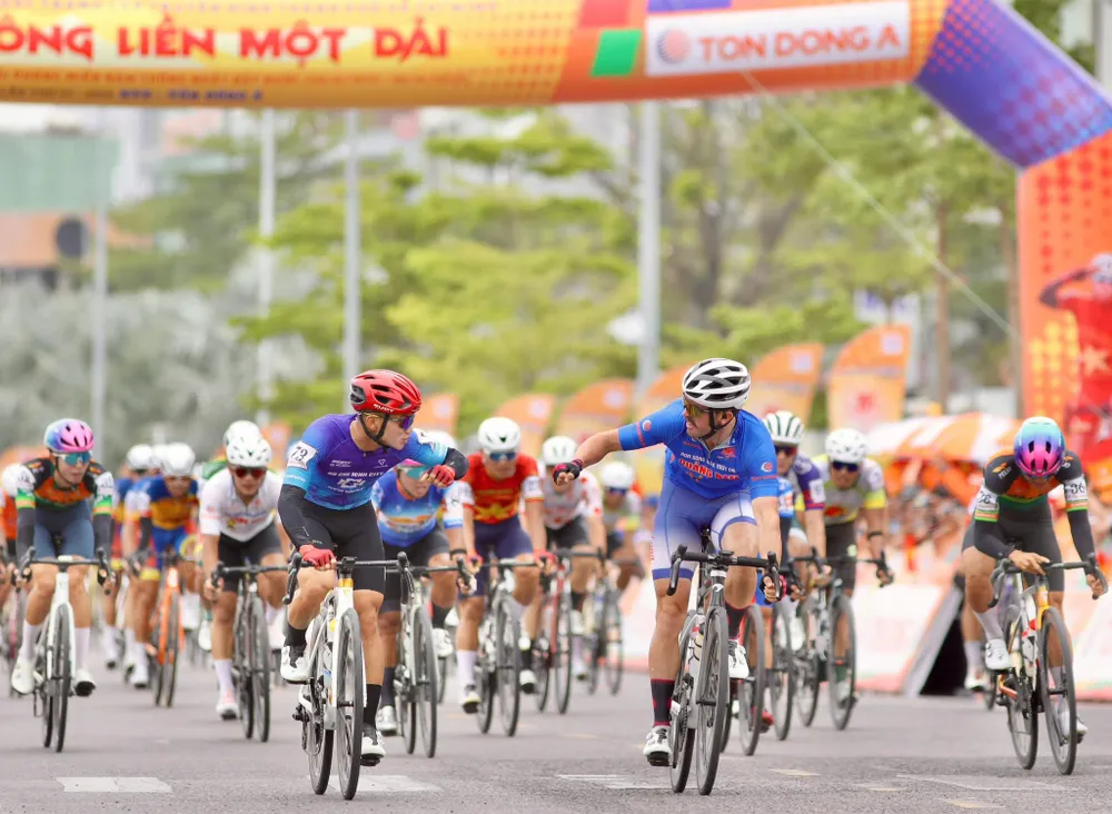 Áo xanh Nick Kergozou chưa thua lần nào trong các pha nước rút