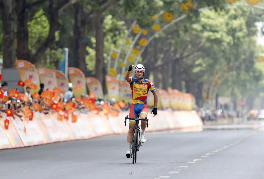 Loic một mình về đích giành chiến thắng chặng