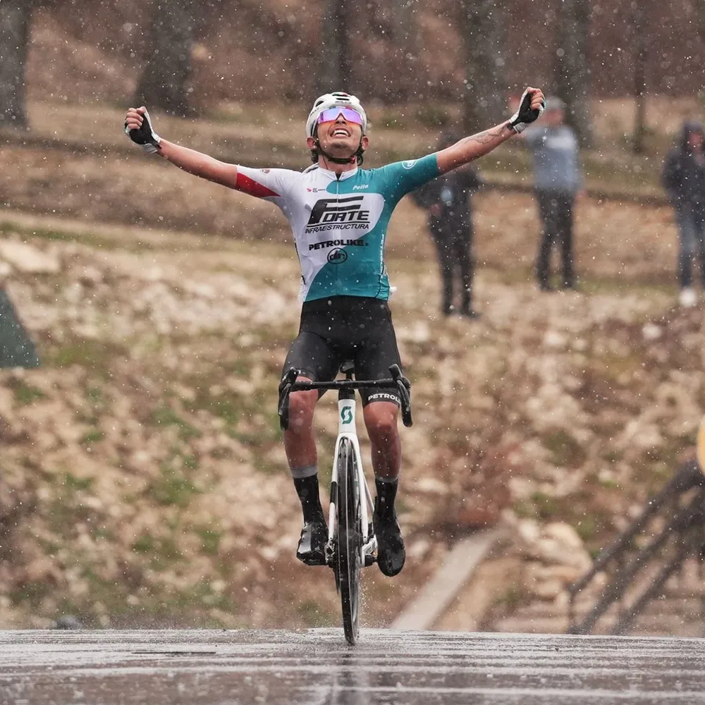 Edison Callejas chiến thắng solo trong mưa