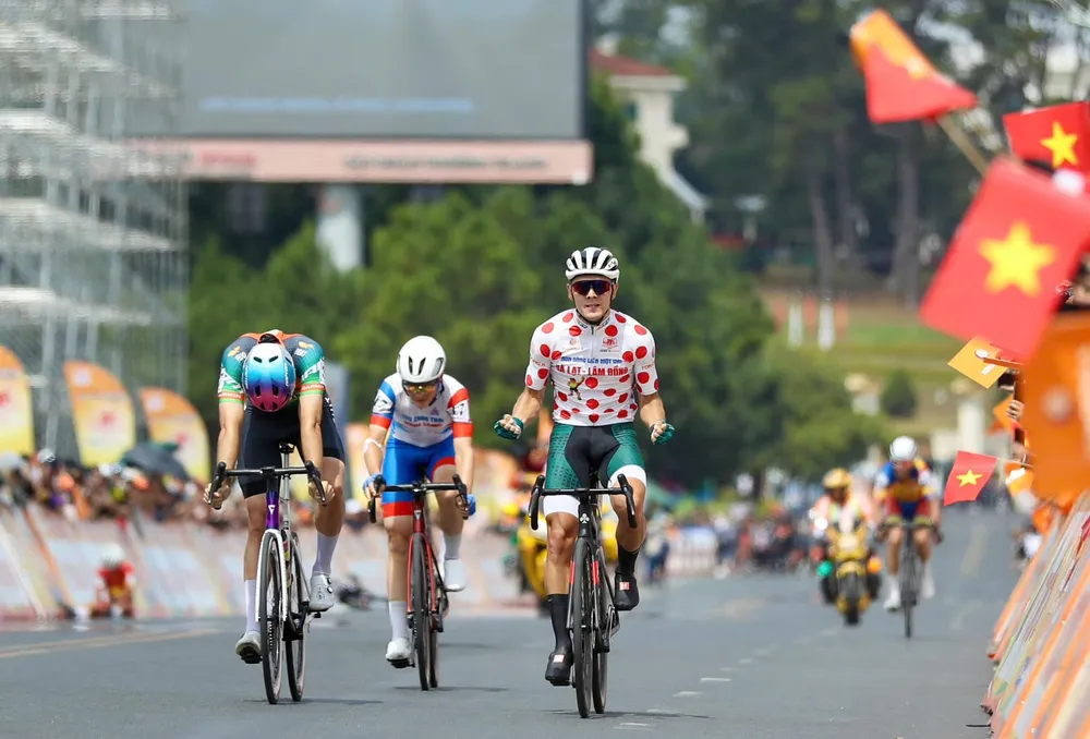 Savva Novikov vui mừng với chiến thắng đầu tiên